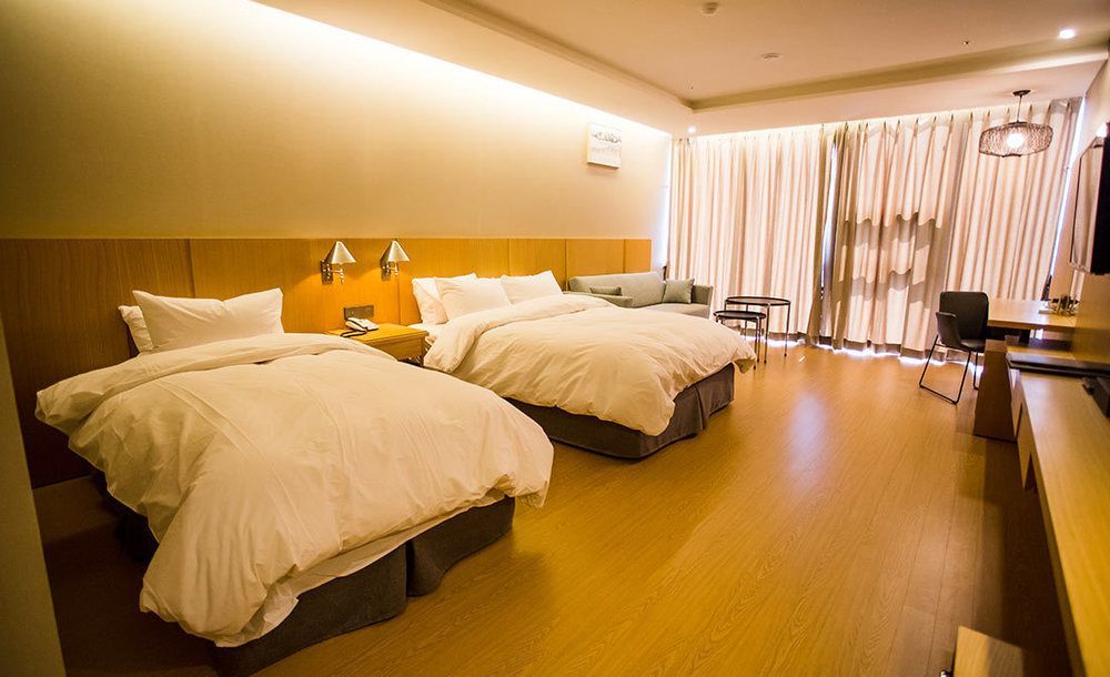 J Square Hotel And Wedding Jinju Esterno foto