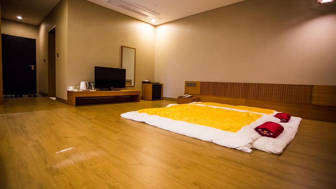 J Square Hotel And Wedding Jinju Esterno foto