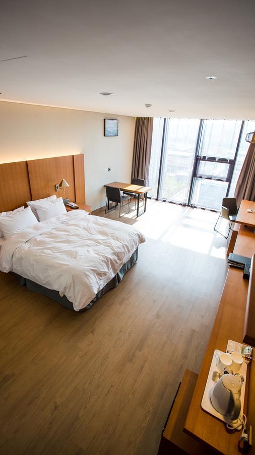 J Square Hotel And Wedding Jinju Esterno foto