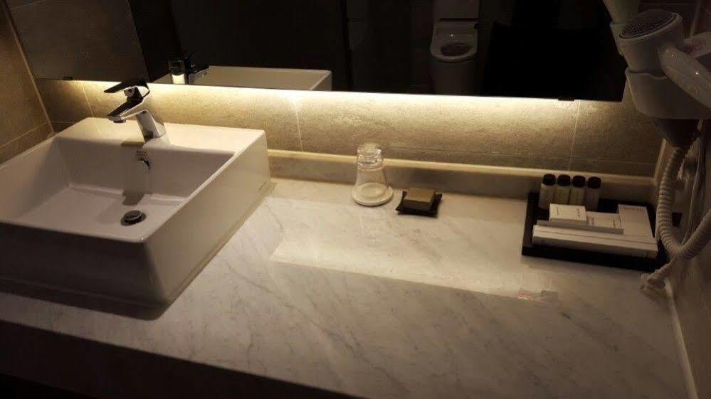 J Square Hotel And Wedding Jinju Esterno foto